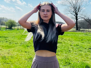 glossybabe18 - Ich liebe es, mit meinem Körper zu spielen, ich habe so viele Spielzeuge, komm und sieh mir beim Spielen zu. Es bereitet mir Vergnügen, wenn du mir zusiehst, lass uns richtig loslegen.